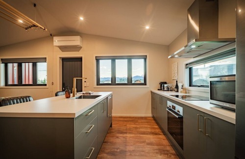 Twizel Cabina | Red Hut - breathtaking scenery with a touch of luxury, Twizel
