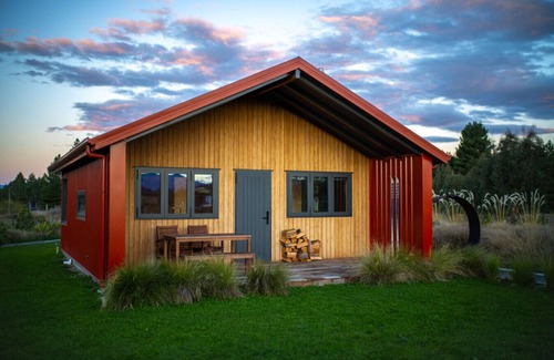 Twizel Cabina | Red Hut - breathtaking scenery with a touch of luxury, Twizel