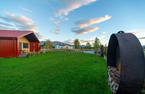 Twizel Cabina | Red Hut - breathtaking scenery with a touch of luxury, Twizel