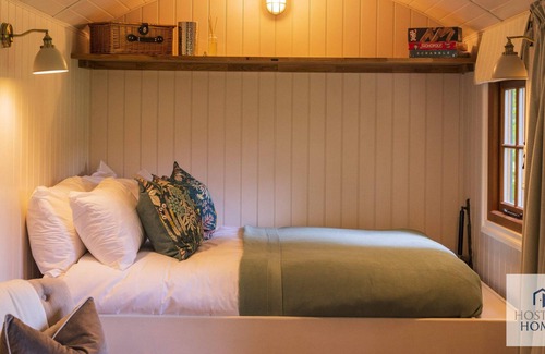 Maidensgrove Cabina | Red Kite Retreat - Four Stunning Woodland Cabins