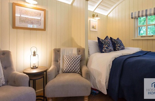 Maidensgrove Cabina | Red Kite Retreat - Four Stunning Woodland Cabins