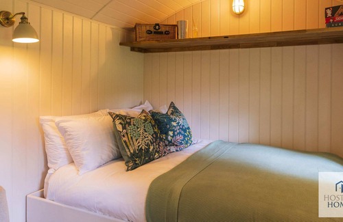 Maidensgrove Cabina | Red Kite Retreat - Four Stunning Woodland Cabins