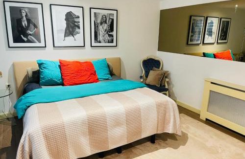 Red Light District Casa | Red light district B & B canal view