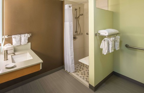 Northwest Everett Hotel | Red Lion Inn & Suites Everett
