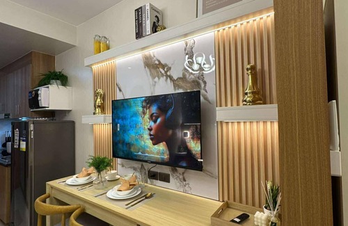 Legazpi Village Condominio | RED Luxe Haven Comfy Stay, Netflix and Fast Wifi Ready