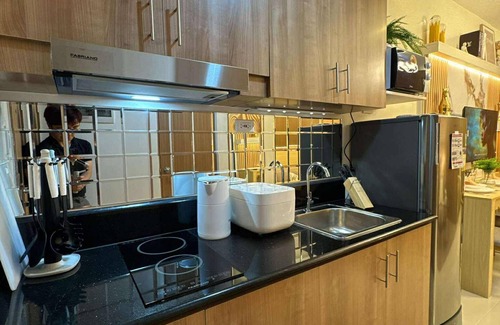 Legazpi Village Condominio | RED Luxe Haven Comfy Stay, Netflix and Fast Wifi Ready