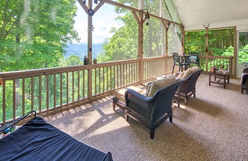 Mountain Springs Cabina | Red Maple Lookout- A Hidden Gem with Private Mountain Views!