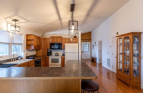 Frank Casa | Red Mountain Lodge - Sunrise and Sunset Mountain Views, Hot Tub, Pool Table
