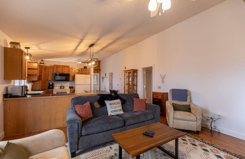 Frank Casa | Red Mountain Lodge - Sunrise and Sunset Mountain Views, Hot Tub, Pool Table
