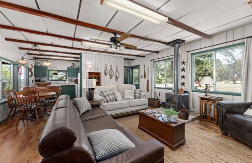 Fredericksburg Casa | Red Oak Cabin | Newly Renovated | Great Views