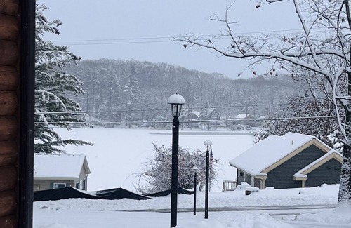 Lake George Cabina | Red Oak Cabin: Our cozy cabin is tucked away but still close to any adventure!
