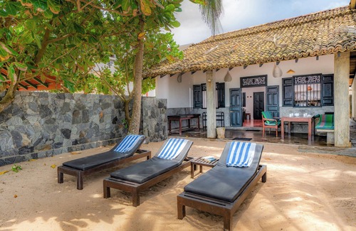 Hikkaduwa Villa | Red Parrot Beach Villa justo en la playa de arena blanca