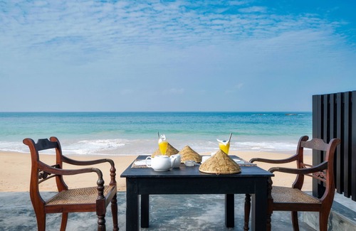 Hikkaduwa Villa | Red Parrot Beach Villa justo en la playa de arena blanca