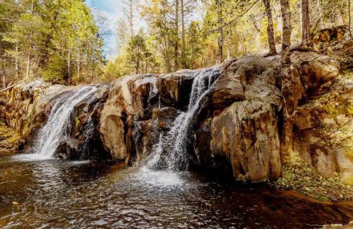 Sugar Pine Casa | Red Rock Falls Cabin, 8 miles from Yosemite South Gate, with trailhead, Game Room and HotTub