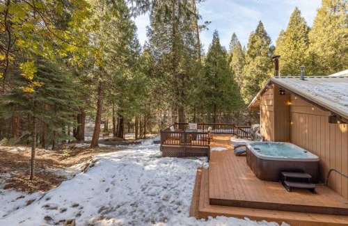 Sugar Pine Casa | Red Rock Falls Cabin, 8 miles from Yosemite South Gate, with trailhead, Game Room and HotTub