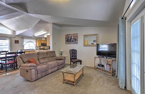 Moab South Valley Cabaña | 'red Rock Rambler' Moab Home w/ Hot Tub & Views!