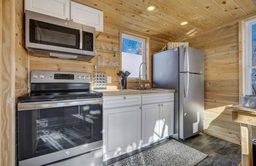 Colorado Springs Cabina | Red Rock Treehouse! Unique in Old Colorado City!