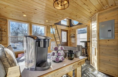 Colorado Springs Cabina | Red Rock Treehouse! Unique in Old Colorado City!