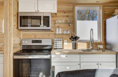 Colorado Springs Cabina | Red Rock Treehouse! Unique in Old Colorado City!