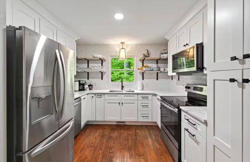Gainesville Casa | Red Roof Cottage on Lake Lanier