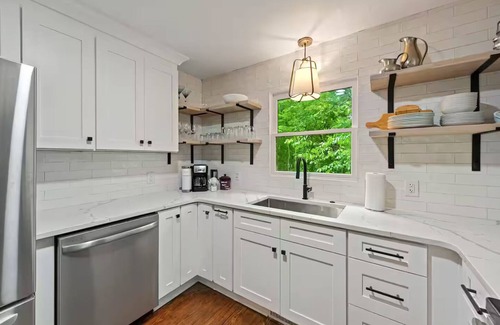 Gainesville Casa | Red Roof Cottage on Lake Lanier