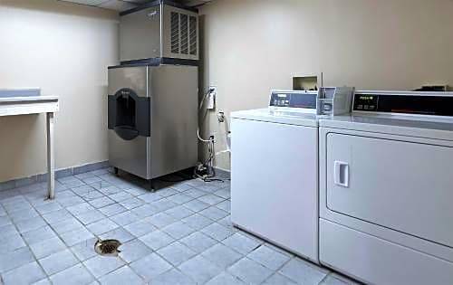Latonia Hotel | Red Roof Inn Cincinnati East - Beechmont