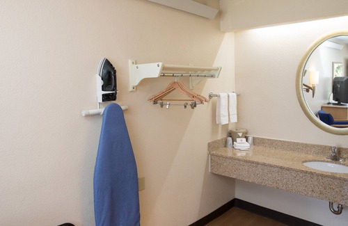 Blue Ash Hotel | Red Roof Inn Cincinnati Northeast - Blue Ash