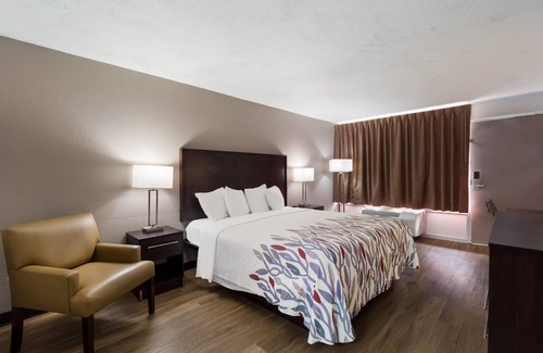 West Columbia Hotel | Red Roof Inn Columbia, SC Airport