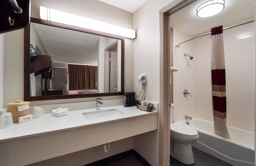 West Columbia Hotel | Red Roof Inn Columbia, SC Airport