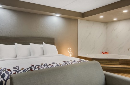North Aurora Hotel | Red Roof Inn & Conference Center Chicago - N Aurora/ Naperville