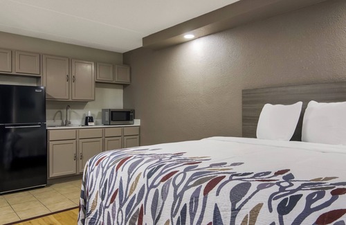 North Aurora Hotel | Red Roof Inn & Conference Center Chicago - N Aurora/ Naperville