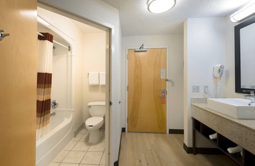 East Garden City Hotel | Red Roof Inn PLUS+ Long Island - Garden City