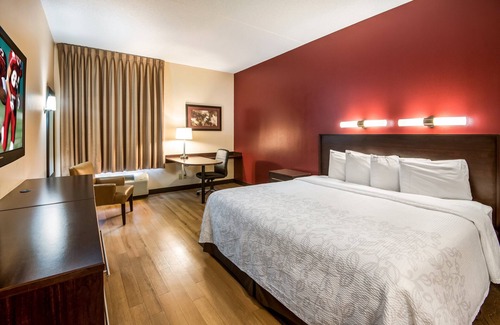East Garden City Hotel | Red Roof Inn PLUS+ Long Island - Garden City