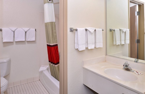 Milan Hotel | Red Roof Inn Sandusky - Milan