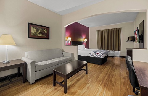 Albany Hotel | Red Roof Inn & Suites Albany, GA
