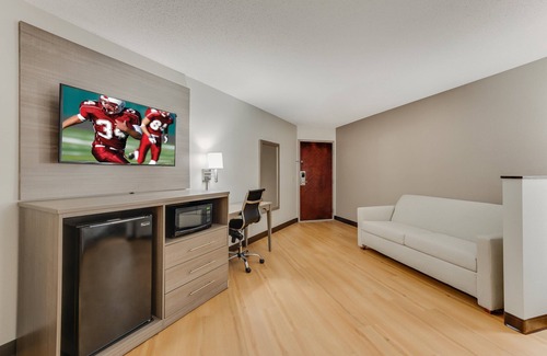 Middletown Hotel | Red Roof Inn & Suites Newport – Middletown, RI