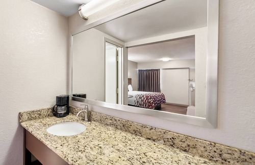 Brentwood Hotel | Red Roof Inn Washington, DC