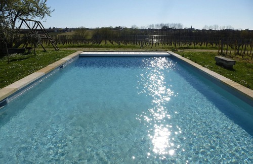 Neac Casa | Habitación Roja - En el corazón del viñedo - calma, elegancia, vista increíble, todo confort