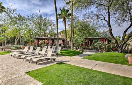 Camelback East Apartamento | Red Rox Phoenix Condo with Patio about 3 Mi to Airport