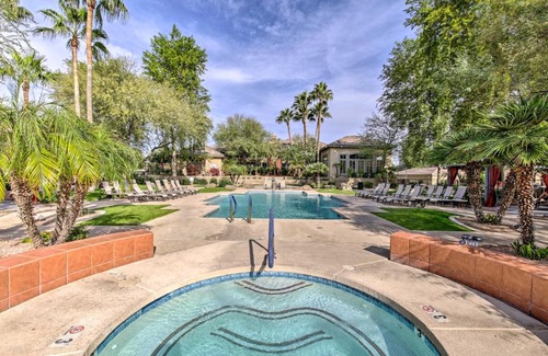 Camelback East Apartamento | Red Rox Phoenix Condo with Patio about 3 Mi to Airport
