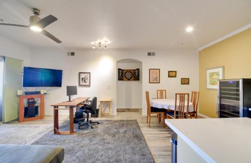 Camelback East Apartamento | Red Rox Phoenix Condo with Patio about 3 Mi to Airport