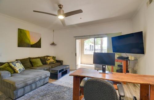 Camelback East Apartamento | Red Rox Phoenix Condo with Patio about 3 Mi to Airport