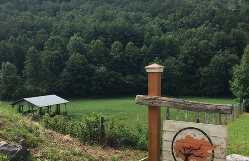 Clayton Casa | Red Tiny House In The Mountains - cascada, jacuzzi y vistas impresionantes de la granja