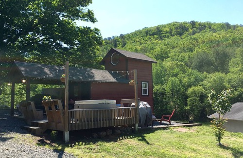 Clayton Casa | Red Tiny House In The Mountains - cascada, jacuzzi y vistas impresionantes de la granja