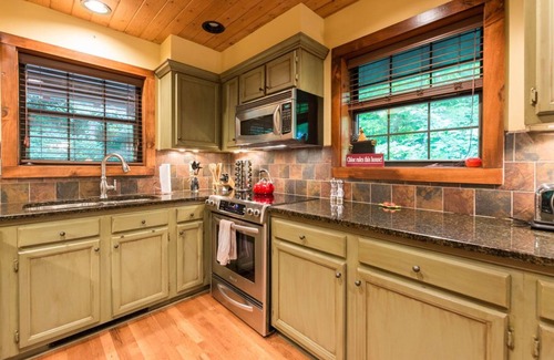 Mirror Lake Cabina | Red Top Treehouse Cabin in Mirror Lake and minutes to downtown-Dog Friendly!