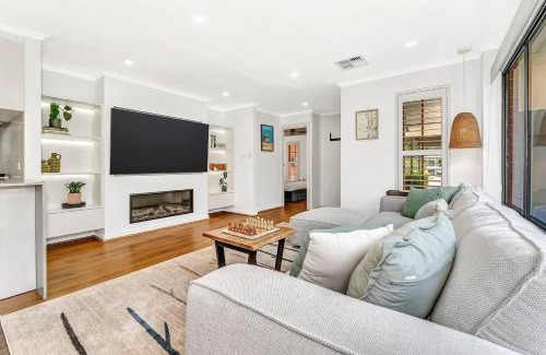 Glenelg North Casa | Redbrick Retreat - Generous Coastal Escape