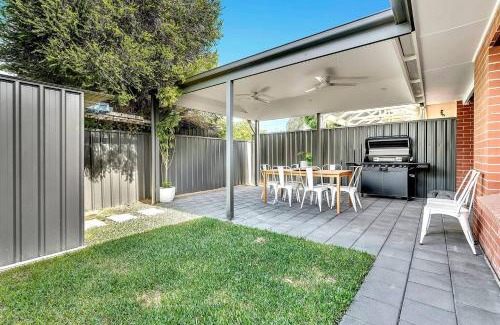 Glenelg North Casa | Redbrick Retreat - Generous Coastal Escape