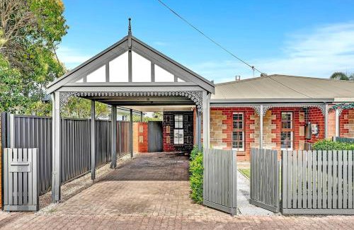 Glenelg North Casa | Redbrick Retreat - Generous Coastal Escape