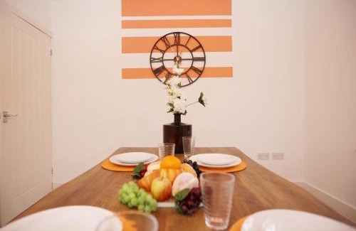 Swindon Apartamento | Redcliffe House By N And N Stays Ltd - Charming Home close to Designer Outlet, Perfect for Contractors & Workers with convenient on street parking