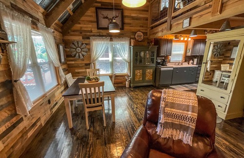 Millers Creek Cabina | Cool Breezes & Cozy Cabins! Reserve Reddies River Retreat Now!